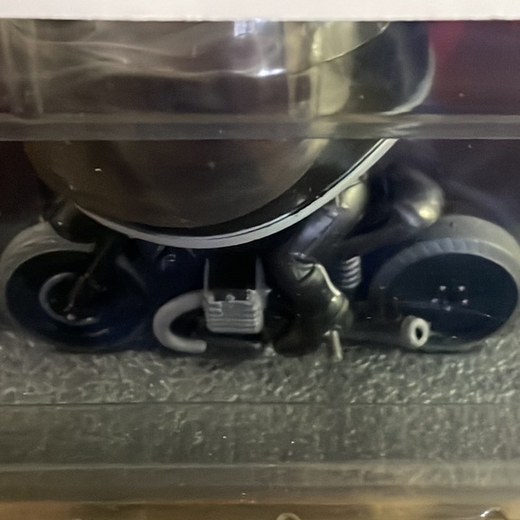 Pop! #281 Selina Kyle on Motorcycle - Picture 3 of 12